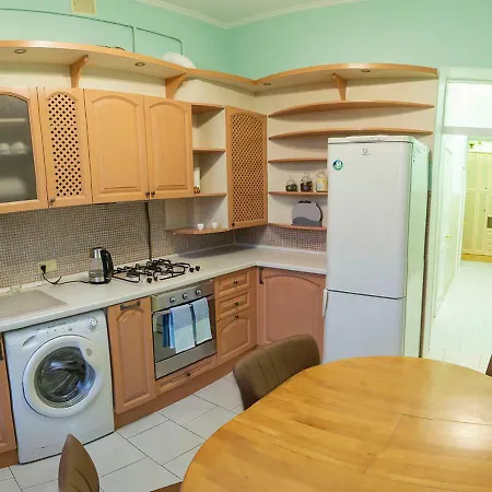 Aristocrat Apartment *