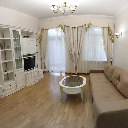 Aristocrat Apartment *